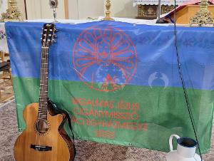 A Váci Egyházmegye Irgalmas Jézus Cigánymisszó zászlaja